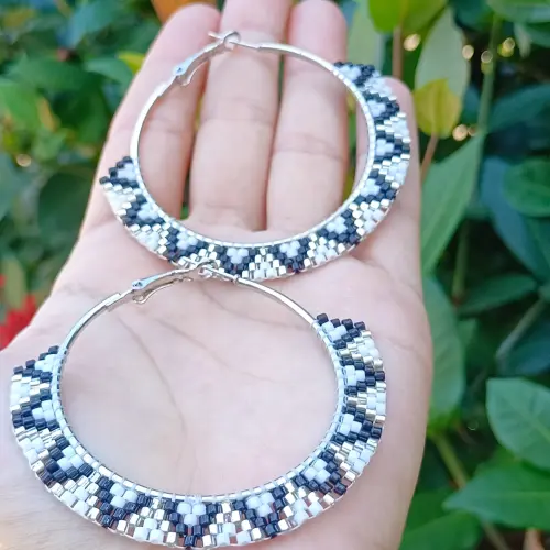 Argollas triángulo negro y blanco — imagen 2
