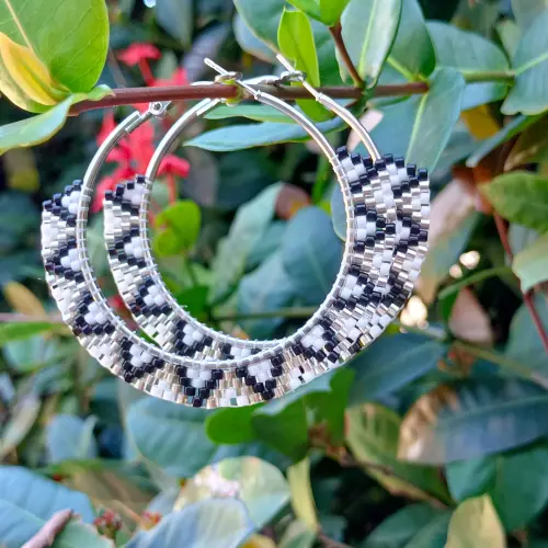 Argollas triángulo negro y blanco — imagen 3