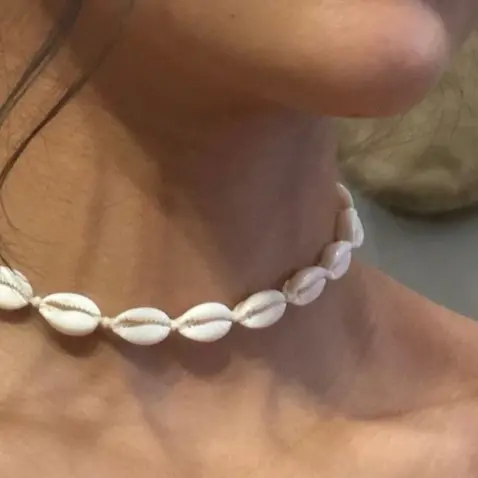 Collar con caracoles cauris — imagen 1